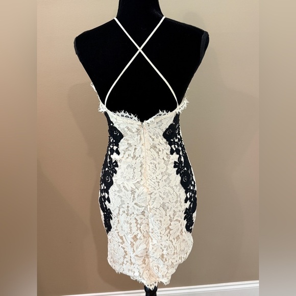 Women’s SAYLOR Alexis dress in cream & black lace. Size Small - Picture 7 of 10